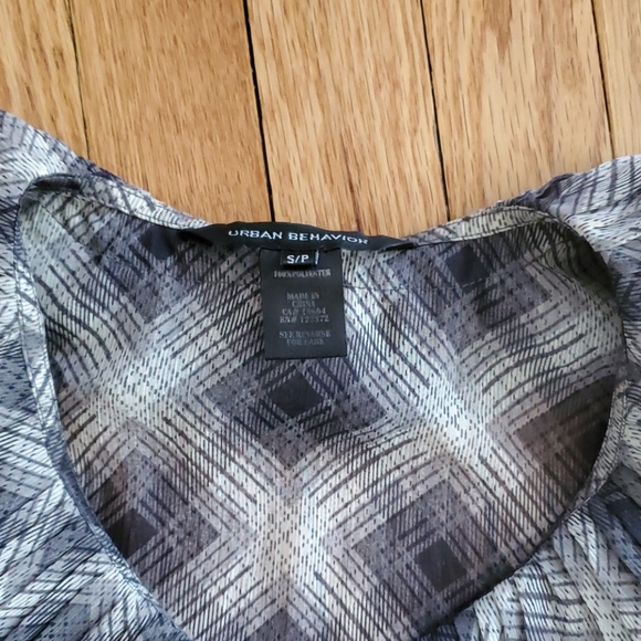 Urban Behavior ruffle top - Picture 3 of 4